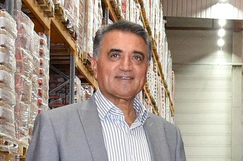 Mustafa Baklan steht vor vollen Regalen