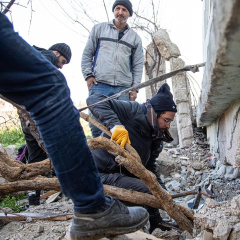 Yahia sucht in den Trümmern des Hauses nach seiner Schwester