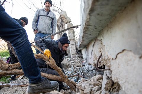 Yahia sucht in den Trümmern des Hauses nach seiner Schwester