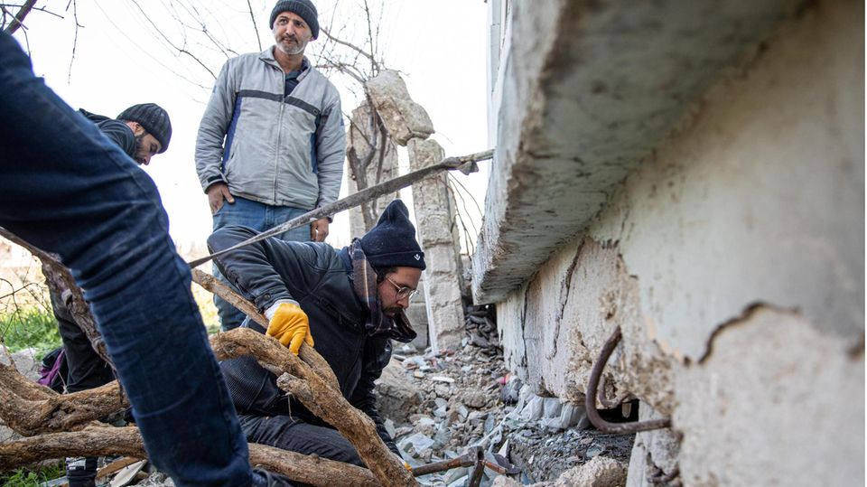 Yahia sucht in den Trümmern des Hauses nach seiner Schwester