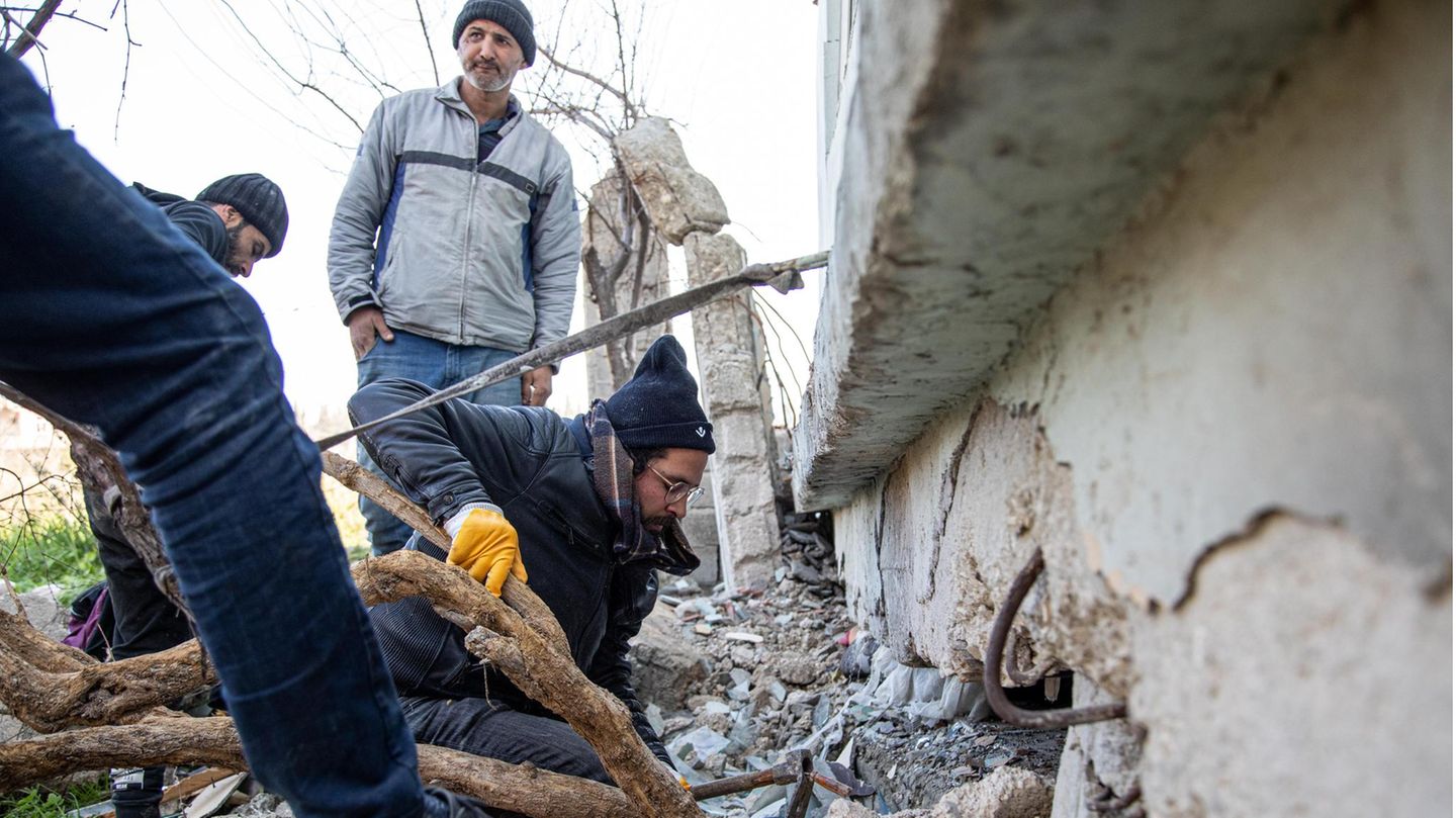 Yahia sucht in den Trümmern des Hauses nach seiner Schwester Yahia sucht in den Trümmern des Hauses nach seiner Schwester
