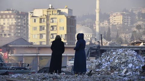 Zwei Frauen stehen zwischen Trümmern in Kahramanmaras in der Südtürkei