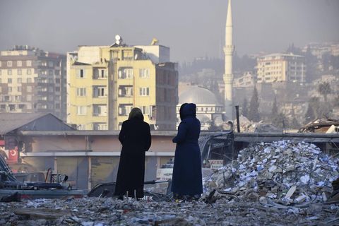 Zwei Frauen stehen zwischen Trümmern in Kahramanmaras in der Südtürkei