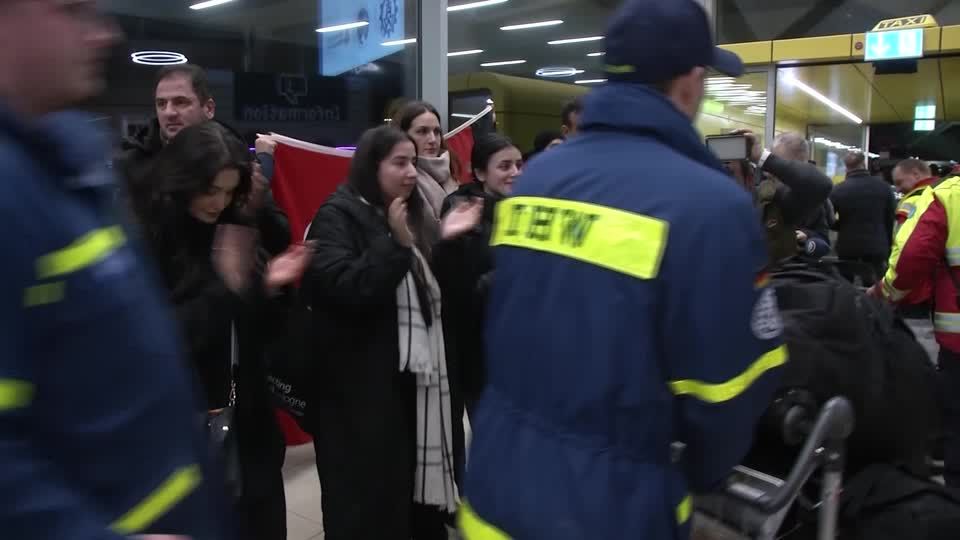 Video: Zurück aus der Türkei: Applaus für deutsche Rettungskräfte
