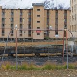 Schaukel auf einem verlassenen Spielplatz