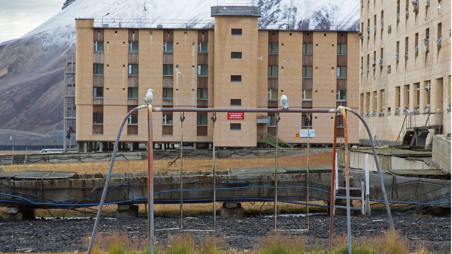 Schaukel auf einem verlassenen Spielplatz