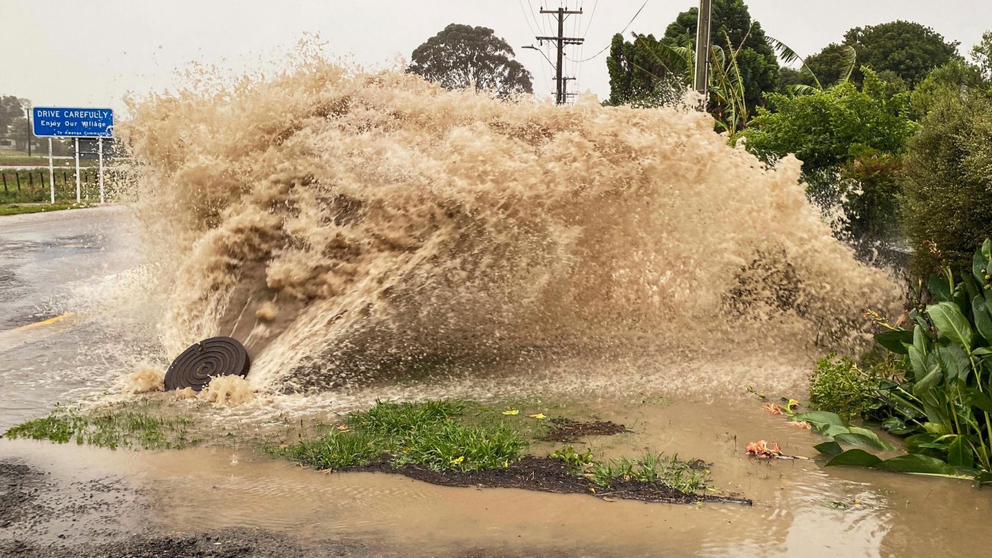 Neuseeland: Wasser sprudelt aus einer Regenwasseröffnung in einer Straße in Te Awanga