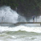 Menschen beobachten hohe Wellen in Auckland