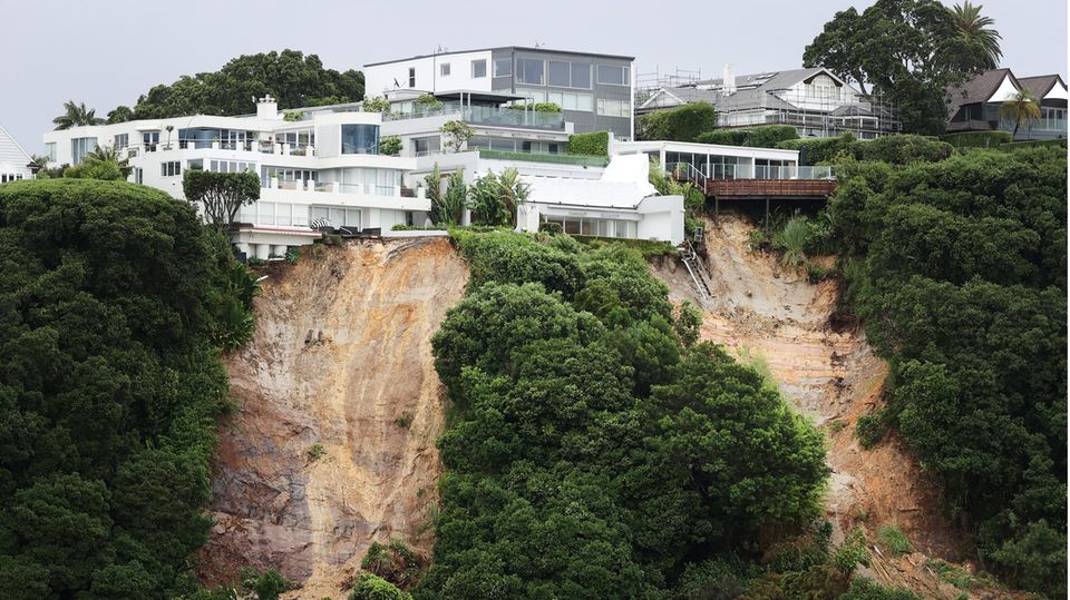 Ein großer Erdrutsch an Klippen in Auckland