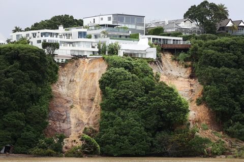 Ein großer Erdrutsch an Klippen in Auckland