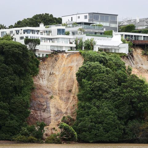 Ein großer Erdrutsch an Klippen in Auckland