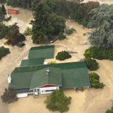 Menschen aus der neuseeländischen Stadt Napier fliehen vor den Fluten auf ihr Hausdach