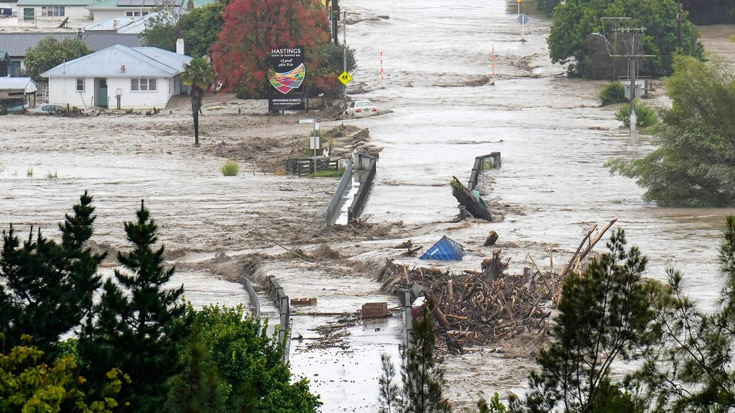 Die Waiohiki-Brücke und ihre Umgebung wurden vom Tutaekuri-Fluss überflutet