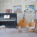 Alte Instrumente in einem Schulzimmer