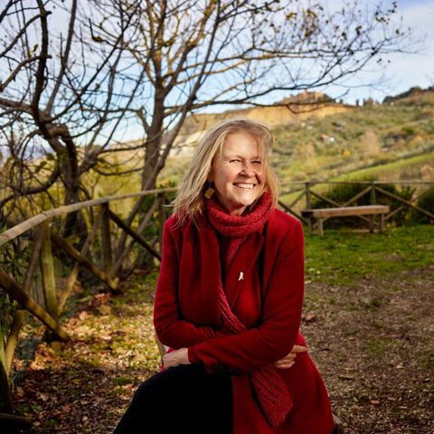 Cornelia Funke sitzt im Garten ihres Hauses in der Toskana