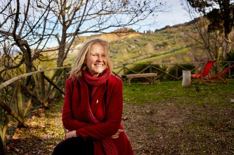 Cornelia Funke sitzt im Garten ihres Hauses in der Toskana