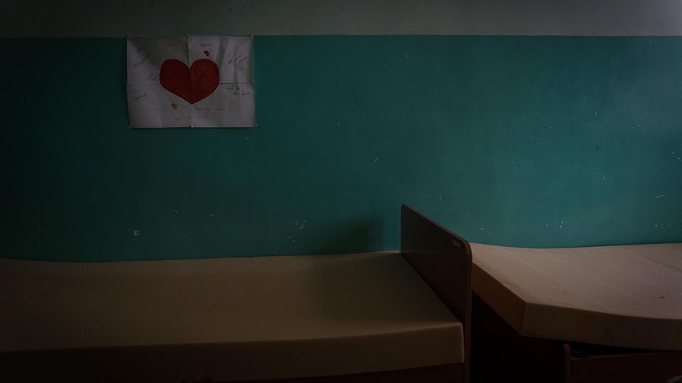 Leere Betten in einem Kinderheim am Stadtrand von Cherson in der Ukraine. 15 ukrainische Jungen und Mädchen wurden von hier aus nach Russland verschleppt