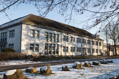In dieses frühere Verwaltungsgebäude eines Holzbetriebs sollen 80 Flüchtlinge einziehen