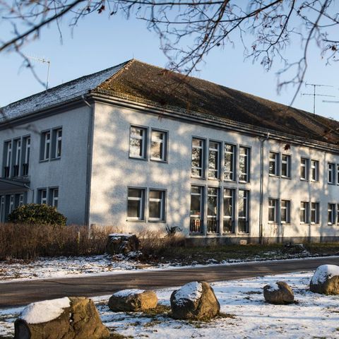 In dieses frühere Verwaltungsgebäude eines Holzbetriebs sollen 80 Flüchtlinge einziehen
