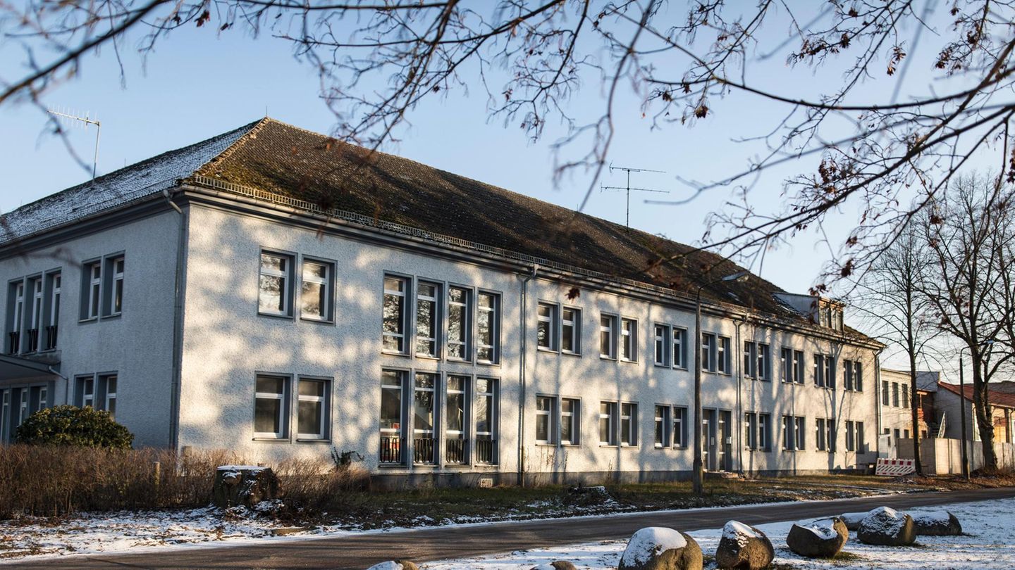 In dieses frühere Verwaltungsgebäude eines Holzbetriebs sollen 80 Flüchtlinge einziehen