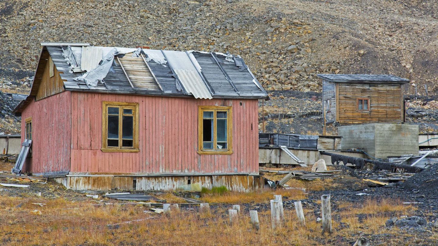 Ein rosa Haus mit kaputten Dach