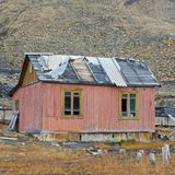 Ein rosa Haus mit kaputten Dach