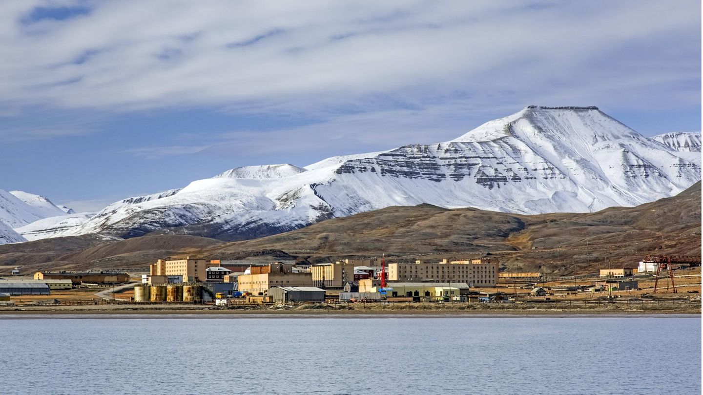Schiff vom Blick auf den Ort Pyramiden