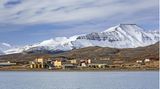 Schiff vom Blick auf den Ort Pyramiden
