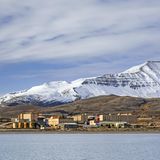 Schiff vom Blick auf den Ort Pyramiden