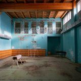 Turnhalle mit fleckiger türkiser Wandfarbe