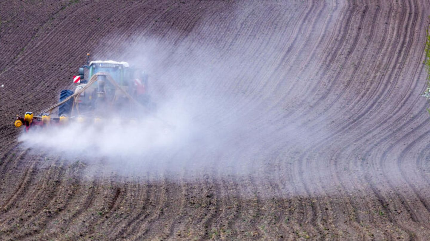 Klimaschutz: Ein Traktor düngt ein Feld