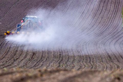 Klimaschutz: Ein Traktor düngt ein Feld