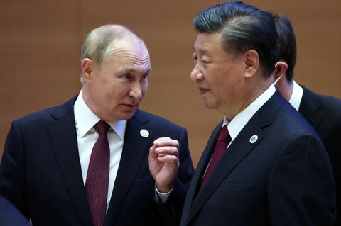 Wladimir Putin spricht mit Xi Jinping während eines Treffens in Usbekistan im September 2022  