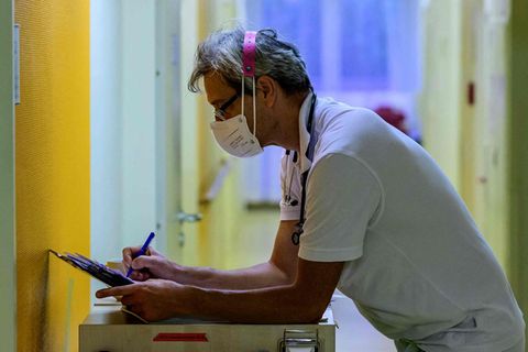 Arzt mit Maske