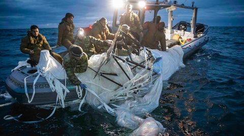 Navy-Matrosen bergen Teile des vermeintlichen Spionageballons