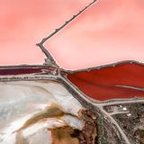 Rot gefärbter Salzsee