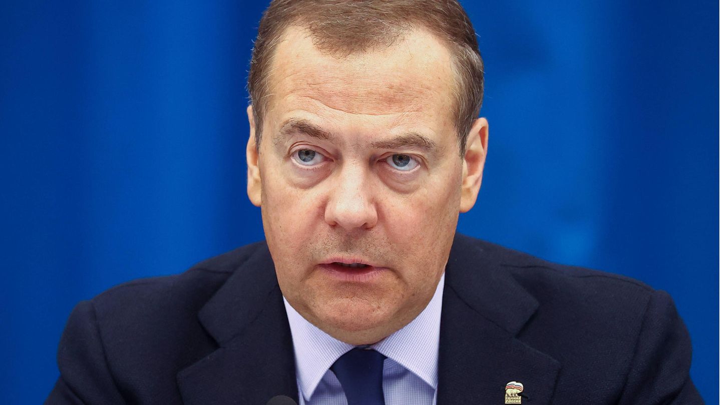 Jahrestag Russische Invasion: Dmitrij Medwedew ist derjenige aus dem Dunstkreis Putins, der in den vergangenen Jahren wohl den auffälligsten Wandel vollzogen hat. Als Kremlchef (2008 bis 2012) macht er denjenigen Hoffnung, die einen liberalen Aufbruch Russlands erwarteten. Jetzt, Jahre später, schreibt er, wie sehr er den Westen hasse: "Sie sind Bastarde und Abschaum. Sie wollen unseren Tod, den Tod Russlands. Und so lange ich lebe, werde ich alles tun, um sie verschwinden zu lassen." Es sind nicht einmal die übelsten Worte aus der Feder des jetzigen Vizechefs des Sicherheitsrates. Ob er in dieser Funktion die Dinge sagt, die sich Putin nur zu denken traut, oder ob er nur härter als die Harten sein will – unklar. Lesen Sie hier mehr über die Medwedews Radikalisierung Dmitrij Medwedew ist derjenige aus dem Dunstkreis Putins, der in den vergangenen Jahren wohl den auffälligsten Wandel vollzogen hat. Als Kremlchef (2008 bis 2012) macht er denjenigen Hoffnung, die einen liberalen Aufbruch Russlands erwarteten. Jetzt, Jahre später, schreibt er, wie sehr er den Westen hasse: "Sie sind Bastarde und Abschaum. Sie wollen unseren Tod, den Tod Russlands. Und so lange ich lebe, werde ich alles tun, um sie verschwinden zu lassen." Es sind nicht einmal die übelsten Worte aus der Feder des jetzigen Vizechefs des Sicherheitsrates. Ob er in dieser Funktion die Dinge sagt, die sich Putin nur zu denken traut, oder ob er nur härter als die Harten sein will – unklar. Lesen Sie hier mehr über die Medwedews Radikalisierung