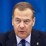 Dmitrij Medwedew ist derjenige aus dem Dunstkreis Putins, der in den vergangenen Jahren wohl den auffälligsten Wandel vollzogen hat. Als Kremlchef (2008 bis 2012) macht er denjenigen Hoffnung, die einen liberalen Aufbruch Russlands erwarteten. Jetzt, Jahre später, schreibt er, wie sehr er den Westen hasse: "Sie sind Bastarde und Abschaum. Sie wollen unseren Tod, den Tod Russlands. Und so lange ich lebe, werde ich alles tun, um sie verschwinden zu lassen." Es sind nicht einmal die übelsten Worte aus der Feder des jetzigen Vizechefs des Sicherheitsrates. Ob er in dieser Funktion die Dinge sagt, die sich Putin nur zu denken traut, oder ob er nur härter als die Harten sein will – unklar.  Lesen Sie hier mehr über die Medwedews Radikalisierung