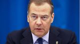 Dmitrij Medwedew ist derjenige aus dem Dunstkreis Putins, der in den vergangenen Jahren wohl den auffälligsten Wandel vollzogen hat. Als Kremlchef (2008 bis 2012) macht er denjenigen Hoffnung, die einen liberalen Aufbruch Russlands erwarteten. Jetzt, Jahre später, schreibt er, wie sehr er den Westen hasse: "Sie sind Bastarde und Abschaum. Sie wollen unseren Tod, den Tod Russlands. Und so lange ich lebe, werde ich alles tun, um sie verschwinden zu lassen." Es sind nicht einmal die übelsten Worte aus der Feder des jetzigen Vizechefs des Sicherheitsrates. Ob er in dieser Funktion die Dinge sagt, die sich Putin nur zu denken traut, oder ob er nur härter als die Harten sein will – unklar.  Lesen Sie hier mehr über die Medwedews Radikalisierung