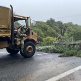 Neuseeländischen Streitkräfte bei der Beseitigung umgestürzter Bäume in der Nähe von Matarangi