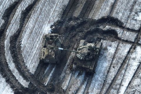 Beschädigte russische Panzer auf einem Feld nach einem Angriffsversuch auf Wuhledar