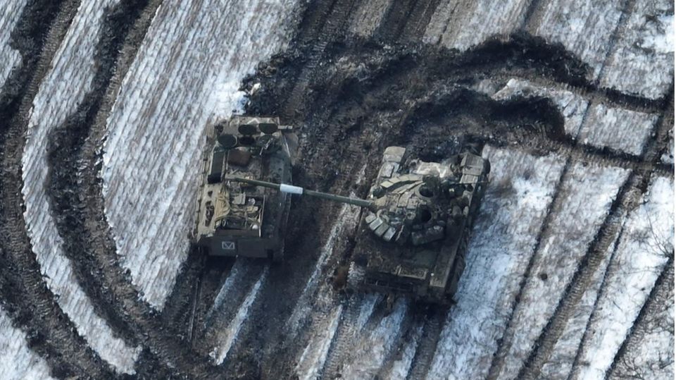 Beschädigte russische Panzer auf einem Feld nach einem Angriffsversuch auf Vuhledar