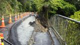 Eine abgesackte Straße in Titirangi, Auckland