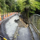 Eine abgesackte Straße in Titirangi, Auckland