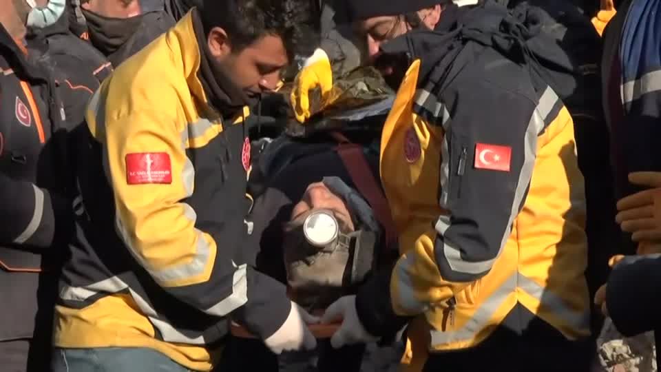 Video: Acht Tage nach Beben-Katastrophe drei weitere Menschen in der Türkei gerettet