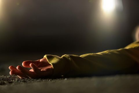 Symbolfoto für Fall bei Aktenzeichen XY: Weibliches Unfallopfer liegt tot auf einer Straße