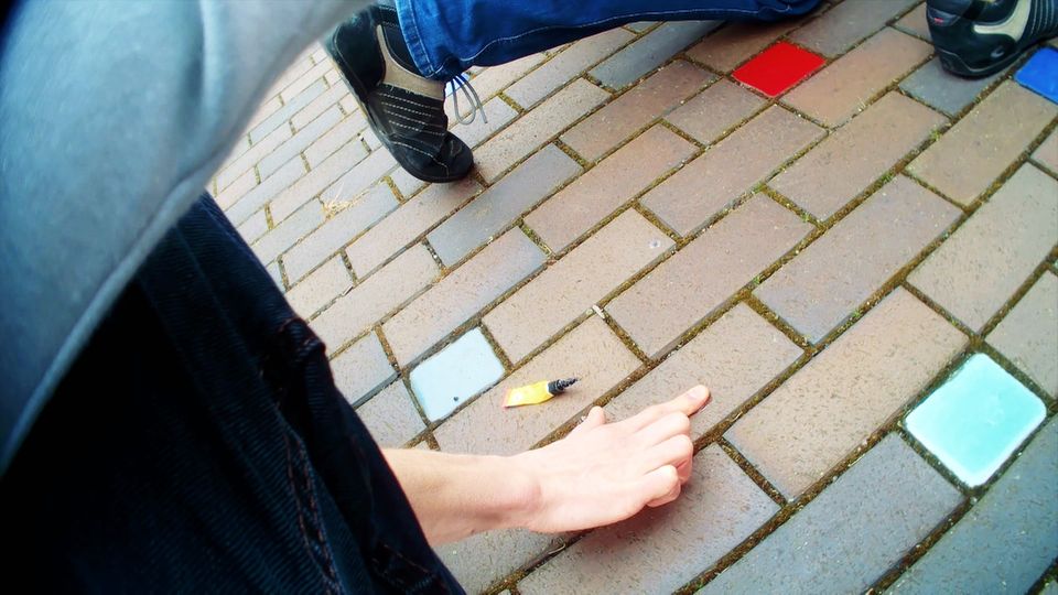 Klimaprotest undercover Pflaster