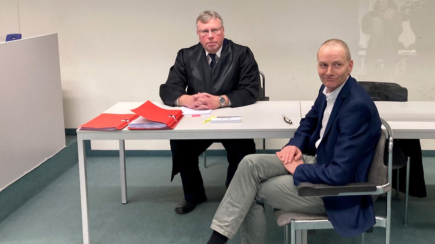 Der Berliner AfD-Politiker Kai Borrmann (r) sitzt beim Prozessauftakt am 18. Januar vor dem Amtsgericht Tiergarten