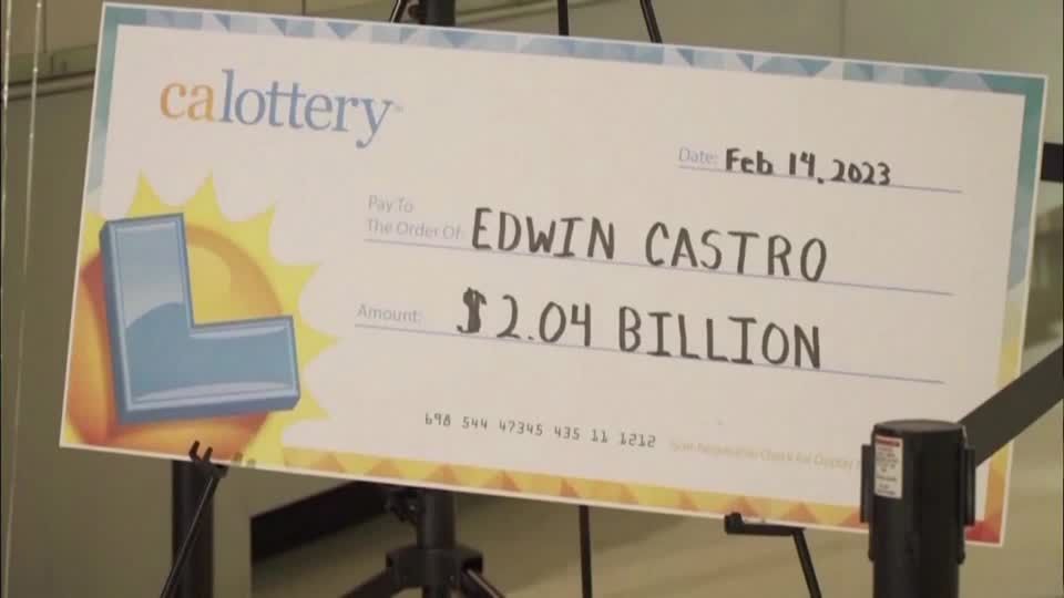 Rekor keuntungan: Manusia memenangkan dua miliar dolar dalam lotere – dan mengekspresikan dirinya di depan umum untuk pertama kalinya