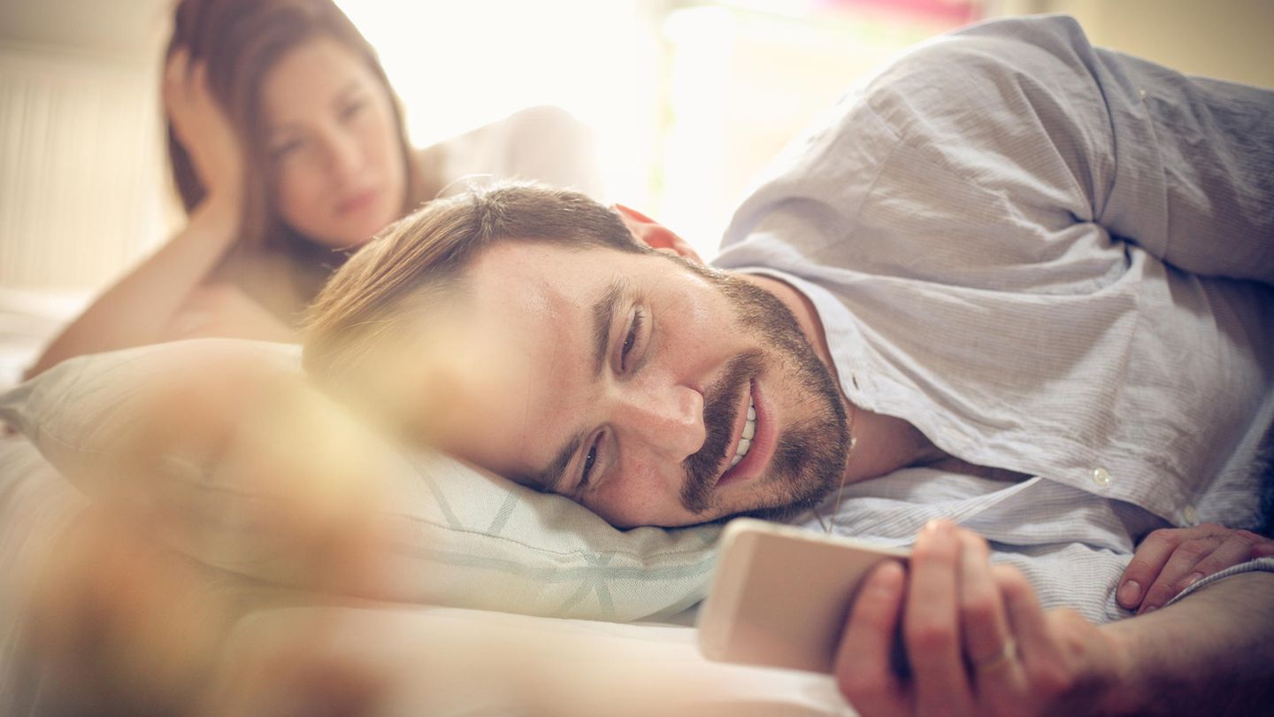 Psychologe Christian Hemschemeier gibt Tipps, was zu tun ist, wenn sich der Partner in eine andere Frau verliebt hat